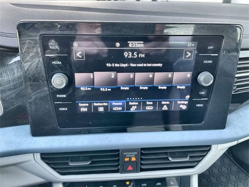 Used 2025 Volkswagen Jetta SE w/ Sunroof Package image 22