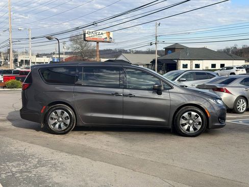 Used 2018 Chrysler Pacifica Touring-L image 7