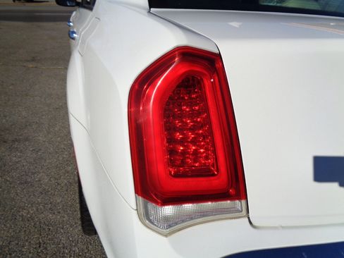 Used 2017 Chrysler 300 C image 12