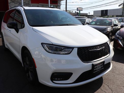 Used 2025 Chrysler Pacifica Limited FWD image 7