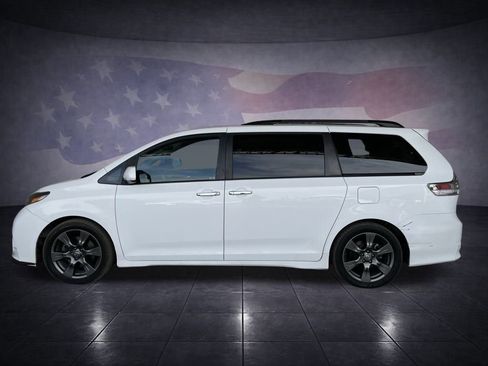 Used 2017 Toyota Sienna SE w/ Cargo Management Package image 2