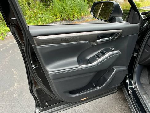 Used 2026 Toyota Highlander Platinum AWD/4WD image 11