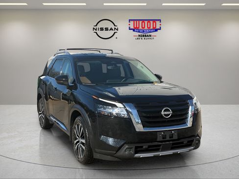 Used 2023 Nissan Pathfinder Platinum AWD/4WD image 2