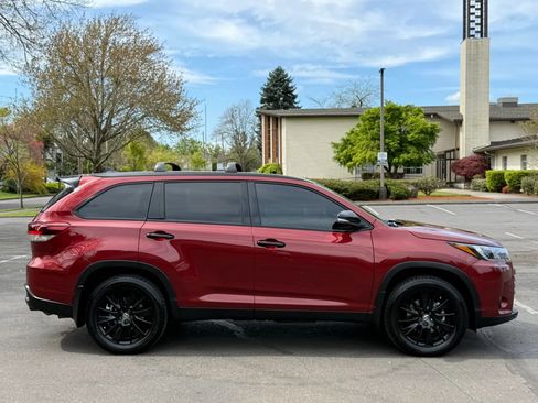 Used 2019 Toyota Highlander SE w/ Nightshade Edition image 6