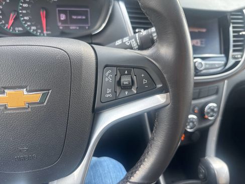 Used 2020 Chevrolet Trax LT w/ Sun & Sound Package FWD image 27