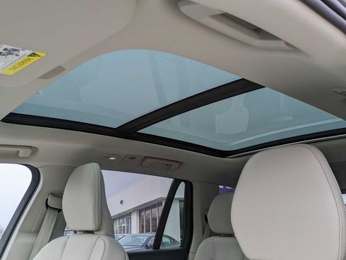 Certified 2024 Volvo XC90 T8 Plus AWD/4WD image 31