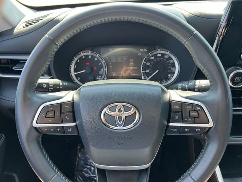 Used 2023 Toyota Highlander LE FWD image 24
