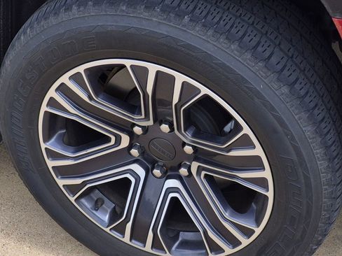 Used 2024 Jeep Wagoneer L Series II RWD image 6