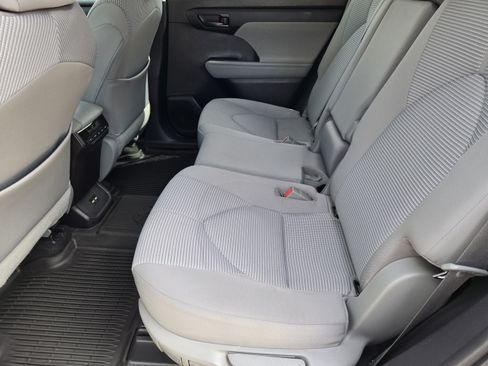 Used 2020 Toyota Highlander LE AWD/4WD image 29