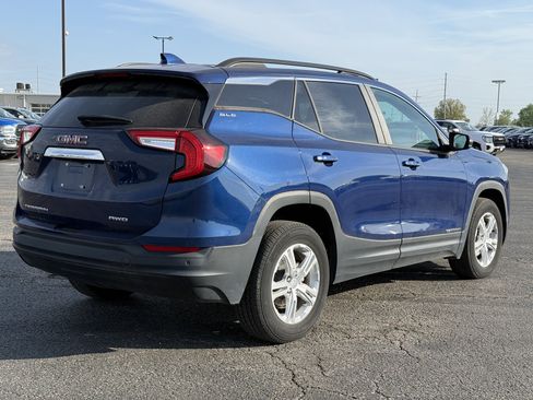 Used 2022 GMC Terrain SLE w/ Driver Convenience Package image 3