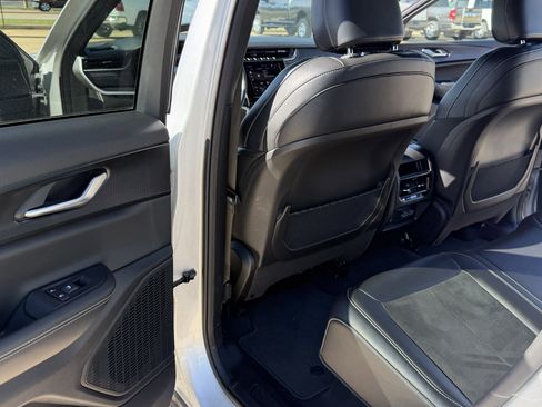 Used 2025 Jeep Grand Cherokee Altitude AWD/4WD image 30