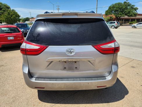 Used 2018 Toyota Sienna XLE w/ XLE Navigation Package FWD image 4