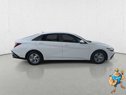 Certified 2024 Hyundai Elantra SE FWD image 4