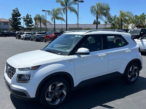 Used 2025 Hyundai Venue SEL image 1