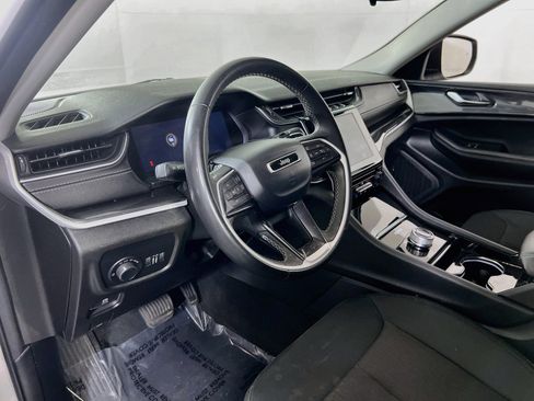 Used 2023 Jeep Grand Cherokee Laredo RWD image 9