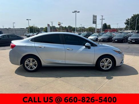 Used 2017 Chevrolet Cruze LT FWD image 4