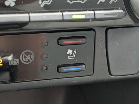 Used 2019 Toyota RAV4 Limited image 21