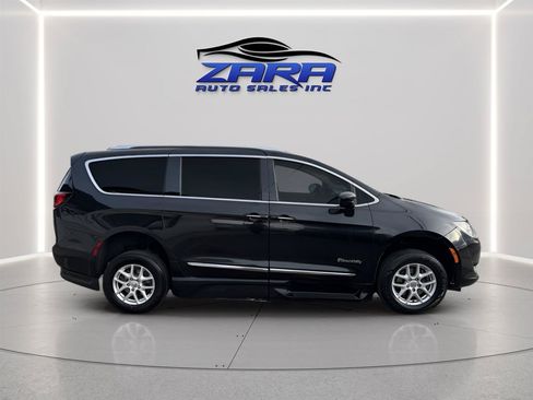 Used 2020 Chrysler Pacifica Touring-L FWD image 7