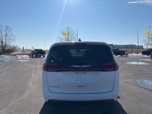 Used 2024 Chrysler Pacifica Touring-L image 4