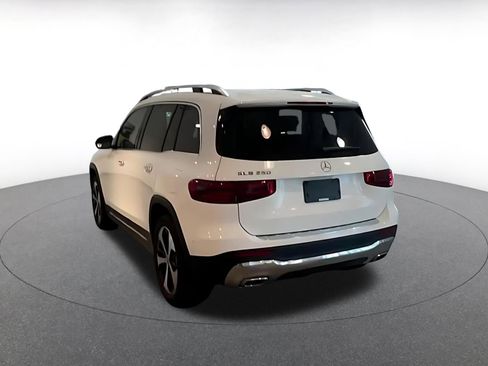 Used 2025 Mercedes-Benz GLB 250 image 4