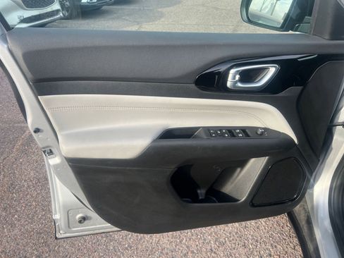 Used 2025 Jeep Compass Limited image 18