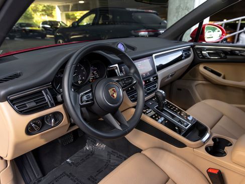 Certified 2026 Porsche Macan AWD/4WD image 4