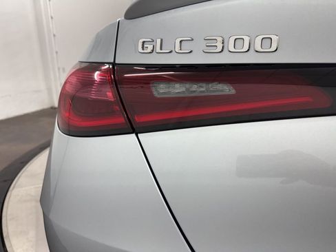 Used 2025 Mercedes-Benz GLC 300 4MATIC image 11