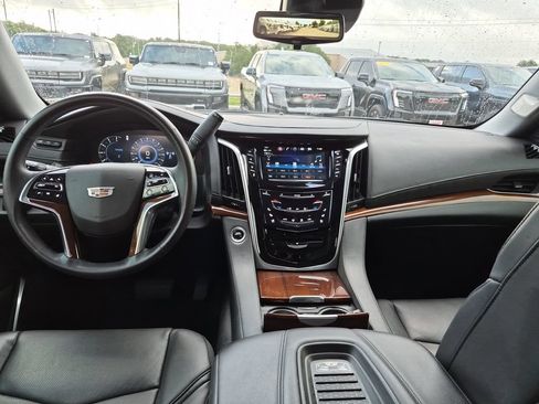 Used 2020 Cadillac Escalade Premium Luxury RWD image 33