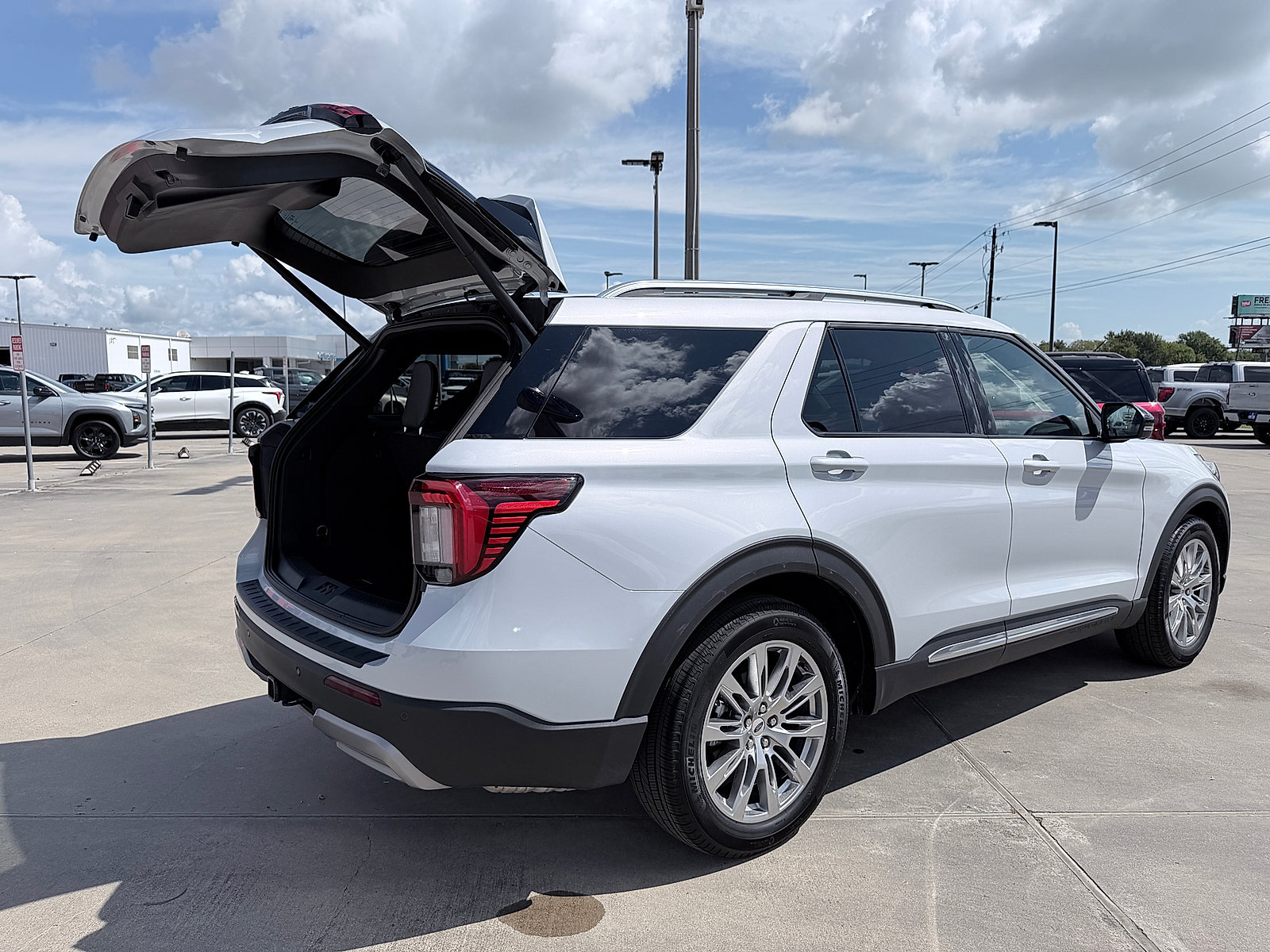 Used 2026 Ford Explorer Platinum RWD image 18