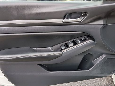 Used 2025 Nissan Altima 2.5 SL FWD image 9