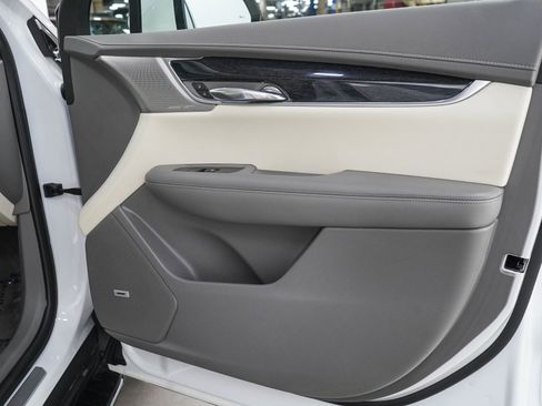 Used 2023 Cadillac XT6 Premium Luxury w/ Technology Package AWD/4WD image 9