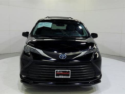 Used 2025 Toyota Sienna XLE w/ XLE Plus Package AWD/4WD image 2