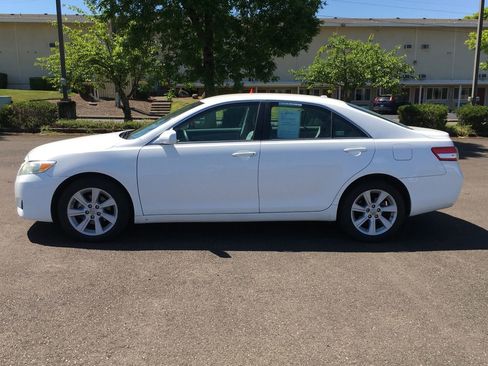 Used 2011 Toyota Camry LE FWD image 3