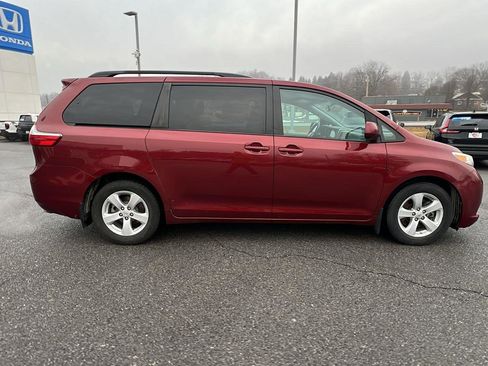 Used 2016 Toyota Sienna LE image 3