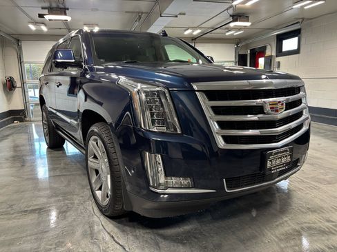 Used 2020 Cadillac Escalade Premium Luxury image 3