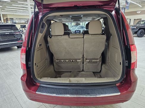 Used 2013 Chrysler Town & Country Limited w/ Luxury Group FWD image 12