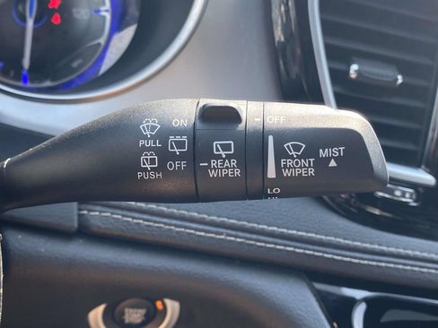 Used 2025 Chrysler Pacifica Limited FWD image 23
