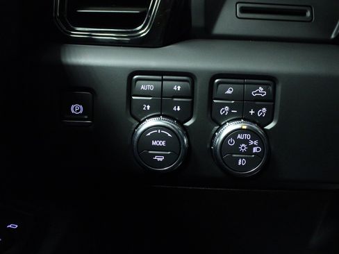 Used 2024 GMC Sierra 2500 AT4 image 19