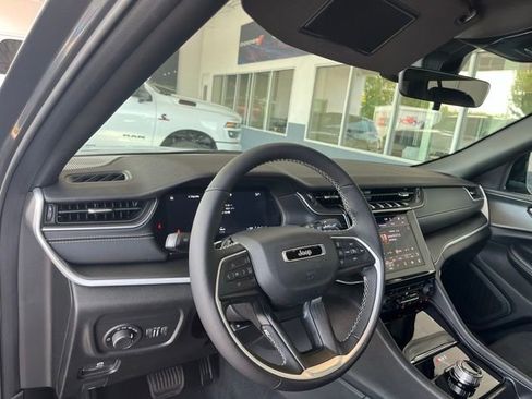 New 2025 Jeep Grand Cherokee Altitude image 15