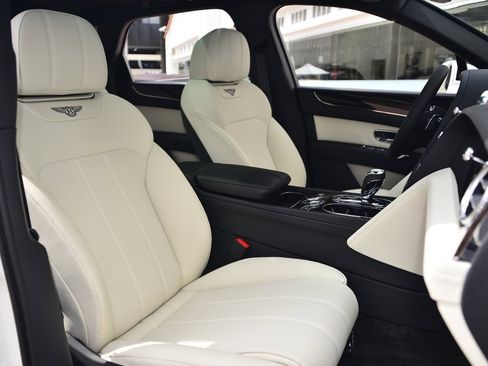 Used 2019 Bentley Bentayga V8 image 18