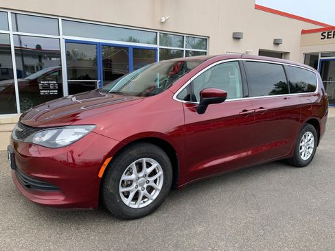 Used 2017 Chrysler Pacifica Touring FWD image 1