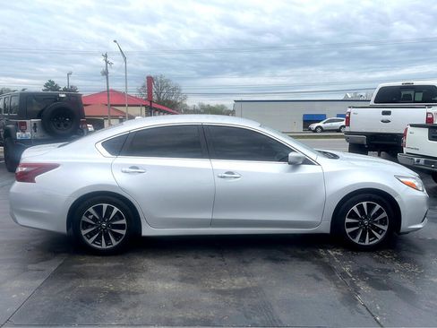 Used 2018 Nissan Altima 2.5 SV image 2