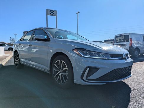 Used 2025 Volkswagen Jetta SE image 8