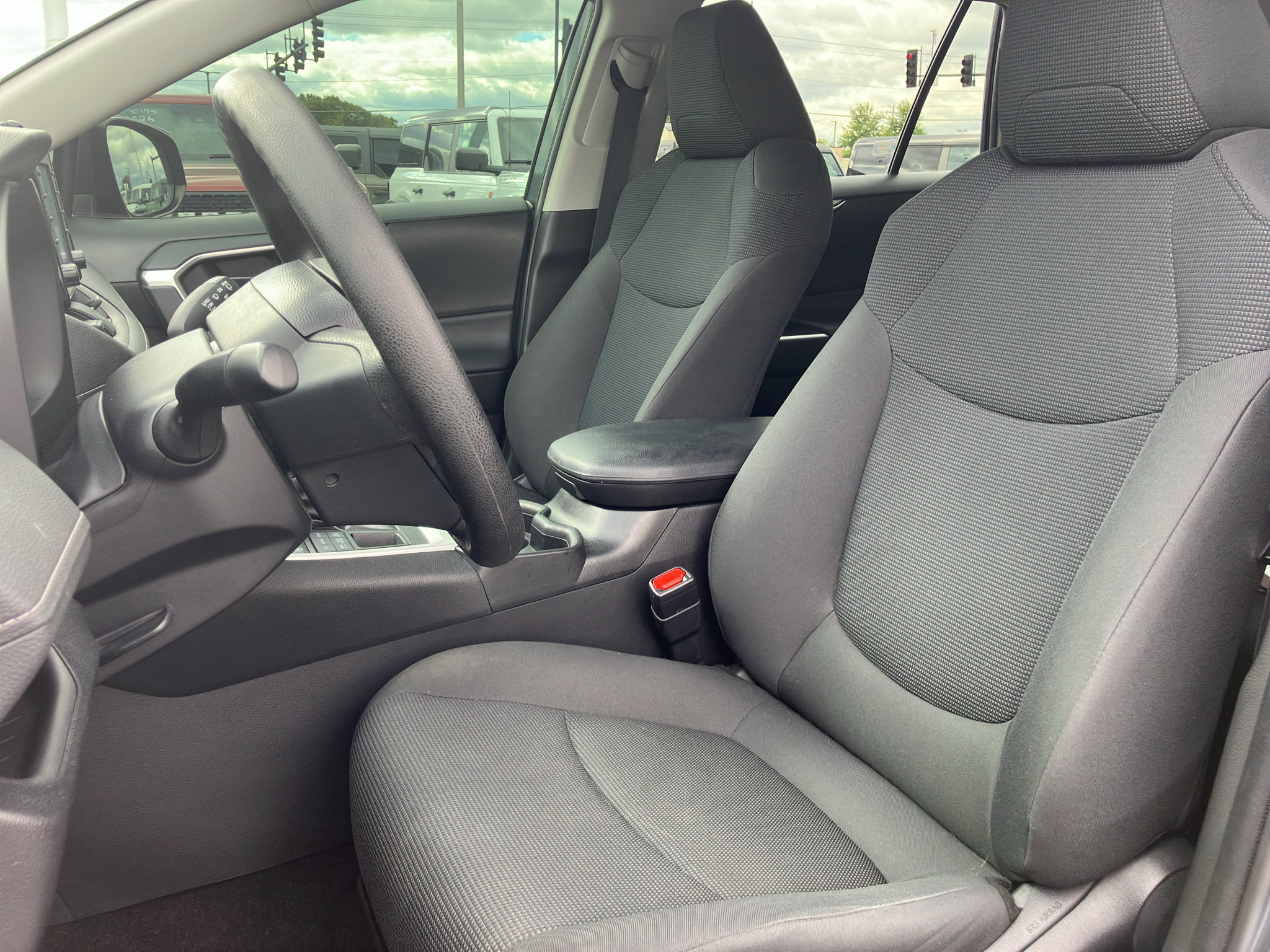 Used 2021 Toyota RAV4 LE AWD/4WD image 24
