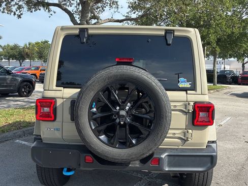Used 2022 Jeep Wrangler Unlimited Sahara AWD/4WD image 6