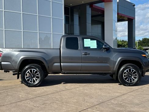 Used 2022 Toyota Tacoma TRD Sport w/ TRD Premium Sport Package RWD image 3