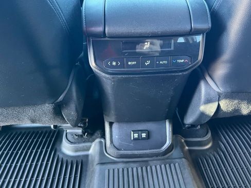 Used 2021 Toyota Highlander XLE image 22