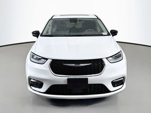 Used 2024 Chrysler Pacifica Limited AWD/4WD image 2