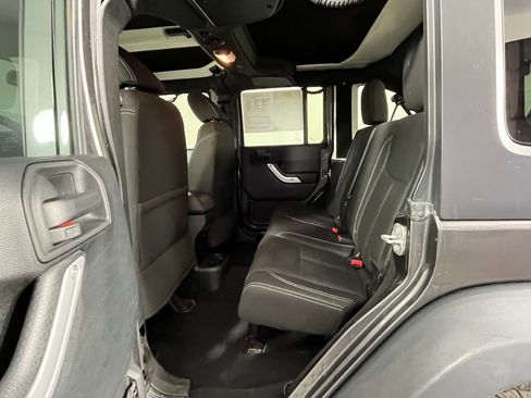 Used 2018 Jeep Wrangler Unlimited Rubicon w/ Cold Weather Group image 13