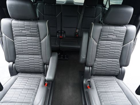 Used 2025 Cadillac Escalade ESV V AWD/4WD image 19